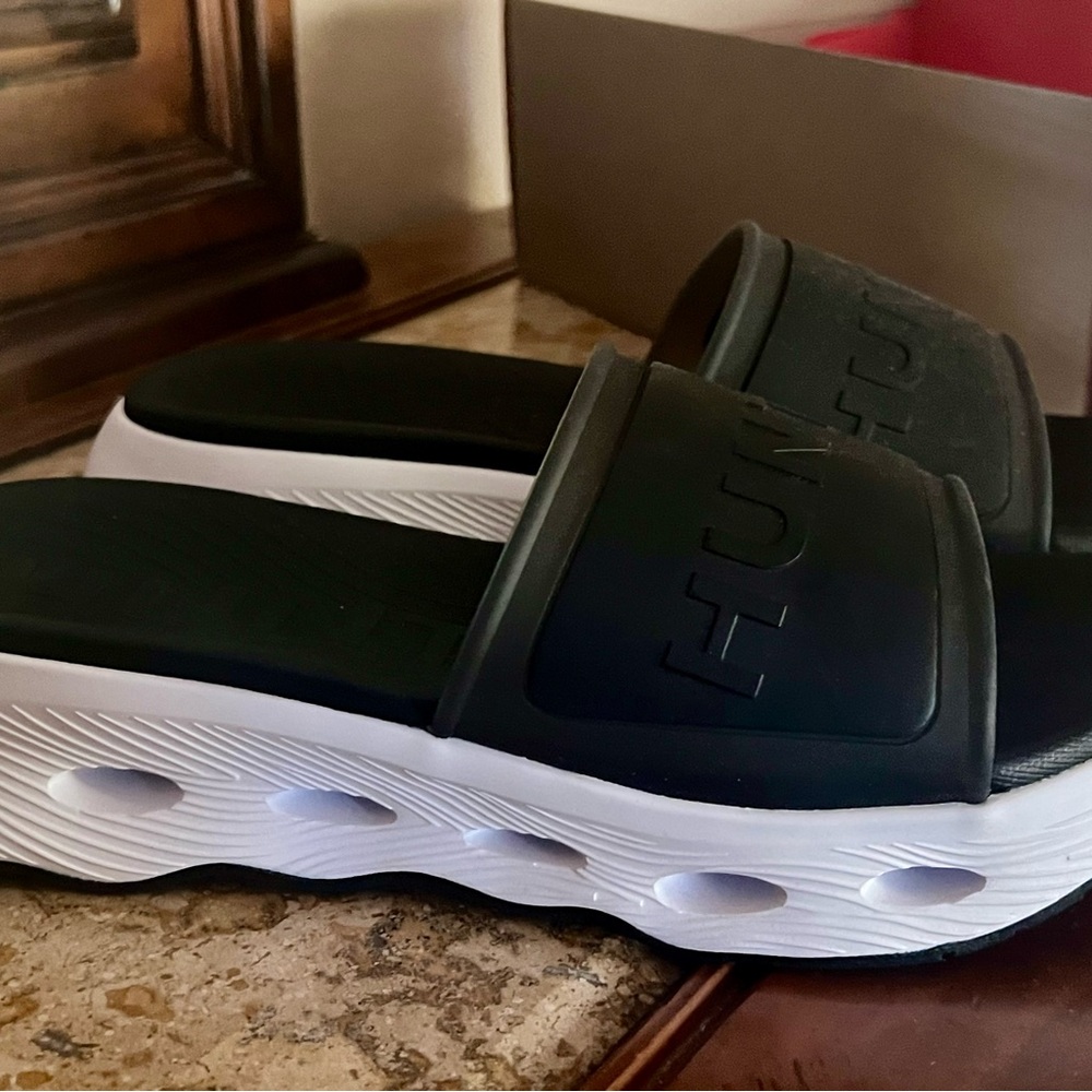 Hunter Black Rain & Snow Slip-On Sandals with White Accents. New in Box - Picture 4 of 7